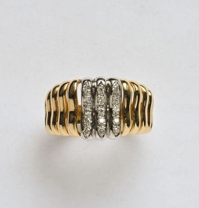 Bague en or 18K (750/oo) de 2 tons à décor...