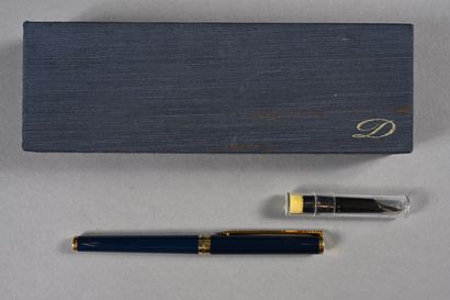 ST DUPONT. Stylo plume en métal doré et vermeil...