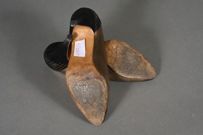 MAUD FRIZON. Paire d'escarpins en cuir mordoré...
