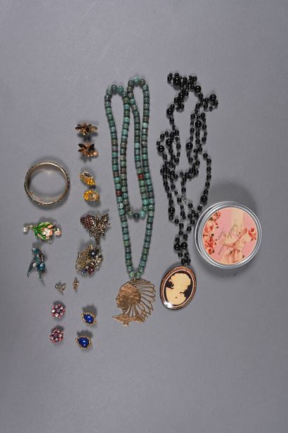 Un fort lot de bijoux fantaisie en métal...