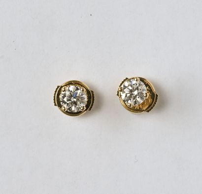 Paire de clous d'oreilles en or jaune 18K...
