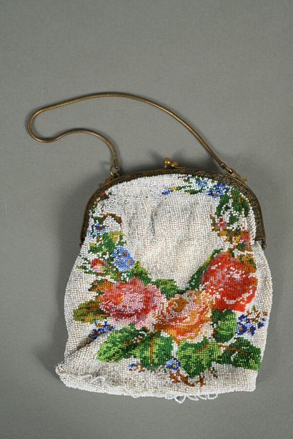 Petite bourse en sablé de perles à décor...