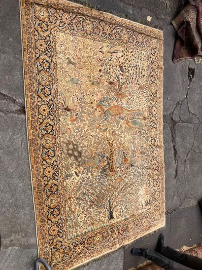 Tapis à décor de paons et faisans dans des...