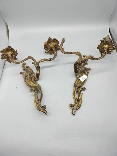 D6
Paire d'appliques à deux lumières en bronze...