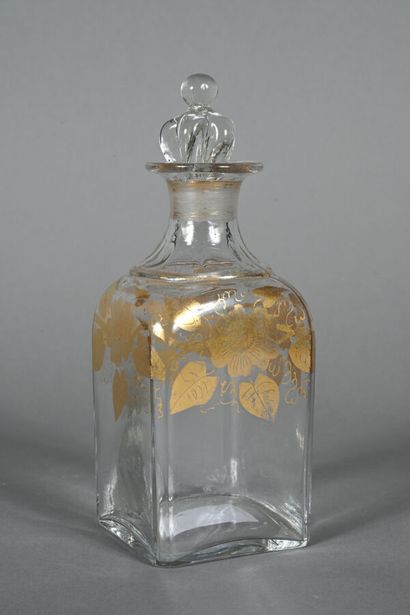 Carafe ou flacon en verre à base quadrangulaire...