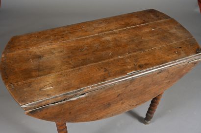 Table en bois mouluré à volets déployant,...