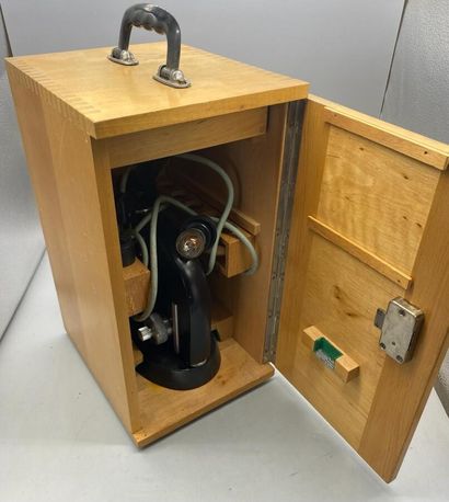HERTEL & REUSS Optik, Cassel. Microscope...