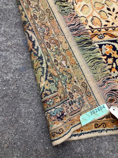 Tapis à décor de paons et faisans dans des...