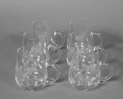 Lot de huit verres à whisky en verre à pans...