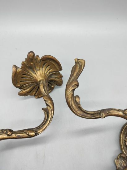 D6
Paire d'appliques à deux lumières en bronze...