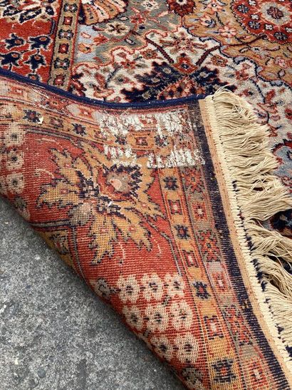Grand tapis iranien à décor de réserves mouvementées...