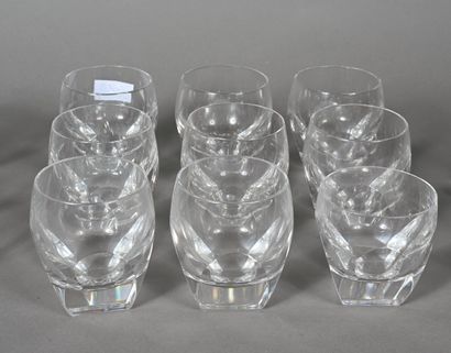 Lot de huit verres à whisky en verre à pans...