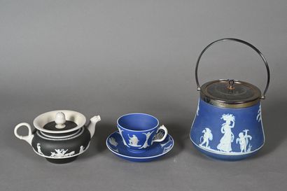 WEDGWOOD, lot en biscuit comprenant une théière,...