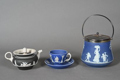WEDGWOOD, lot en biscuit comprenant une théière,...
