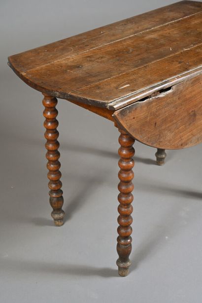 Table en bois mouluré à volets déployant,...