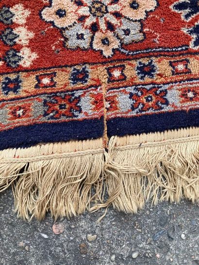 Grand tapis iranien à décor de réserves mouvementées...