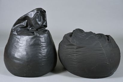 Lot de deux poufs en similicuir noir. 
Dimensions...