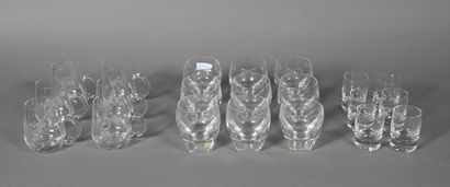 Lot de huit verres à whisky en verre à pans...