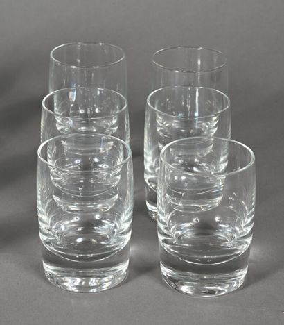 Lot de huit verres à whisky en verre à pans...