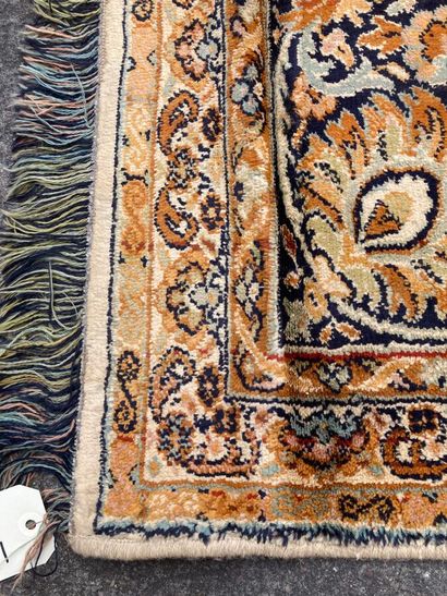 Tapis à décor de paons et faisans dans des...
