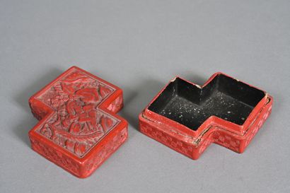 Petite boîte à pans coupés en carton bouilli...