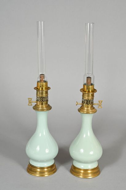 Paire de lampes à pétroles en céramique émaillée...