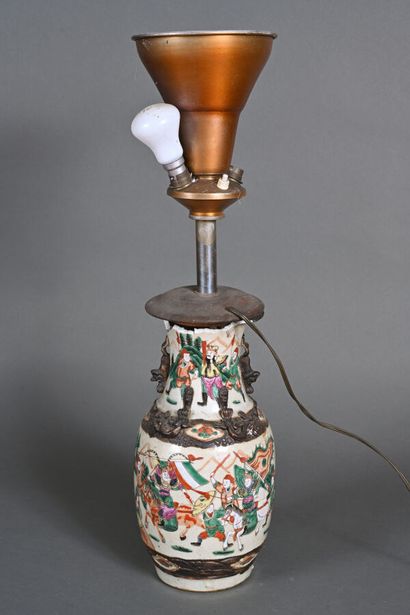 CHINE, 
Lot de deux vases, l'un en porcelaine...