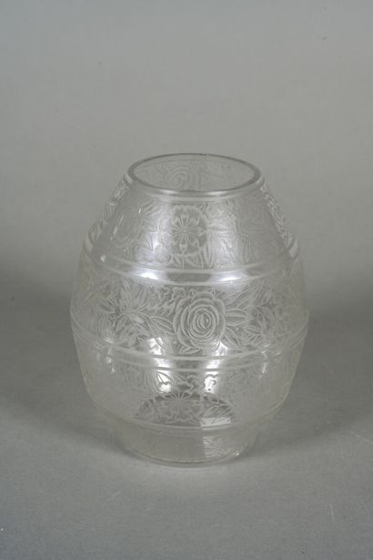 BACCARAT. Vase en cristal à décor de frises...