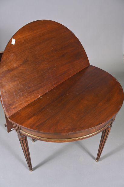 Table demi-lune en bois de placage, ouvrant...
