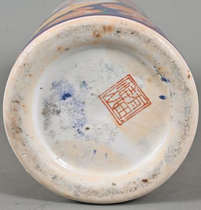 Vase rouleau en porcelaine émaillée polychrome...