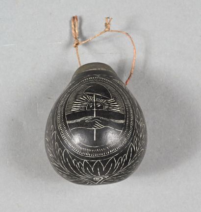 Poire à poudre ronde noire gravée «TOMA MATE...