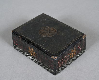 Boîte rectangulaire en bois noirci à décor...