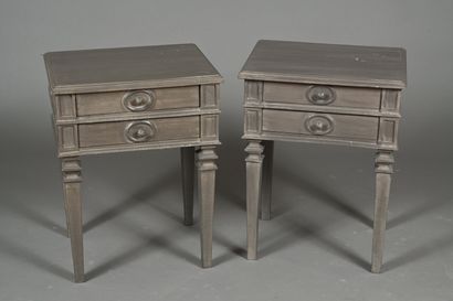 Paire de tables de chevet en bois mouluré...