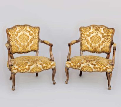 Paire de fauteuils en hêtre mouluré patiné,...