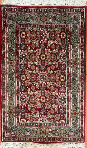 Tapis en laine à décors géométriques sur...