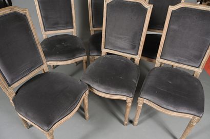 Suite de six chaises en bois mouluré, sculpté...