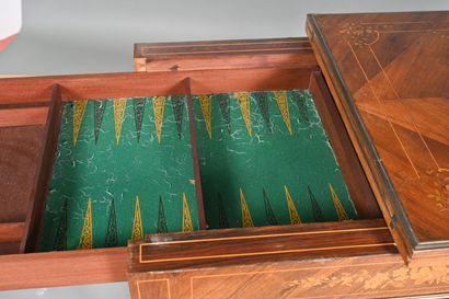 Table à jeux dans le style Louis XVI en bois...