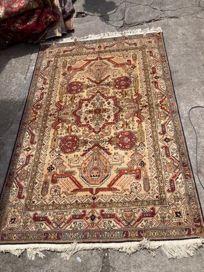 Tapis persan à décor d'oiseaux dans des réserves,...