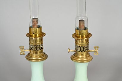 Paire de lampes à pétroles en céramique émaillée...