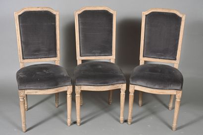 Suite de six chaises en bois mouluré, sculpté...