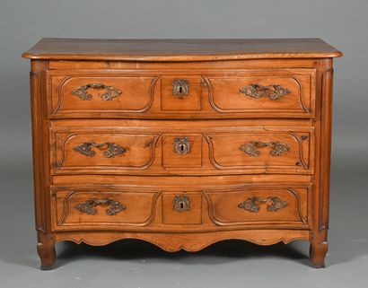 Commode en noyer, ouvre en façade cintrée...