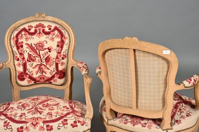Paire de fauteuils cabriolet dans le style...