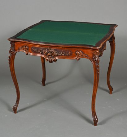 Table de jeu en bois mouluré et richement...