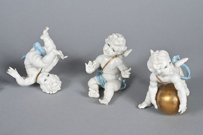 Suite de six putti en porcelaine émaillée,...