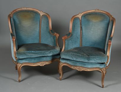 Paire de bergères à oreilles en bois sculpté,...