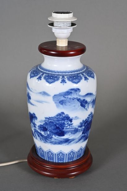 CHINE moderne
Vase monté en lampe, en porcelaine...