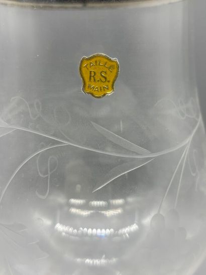 Verre en cristal gravé à décor de grappes...