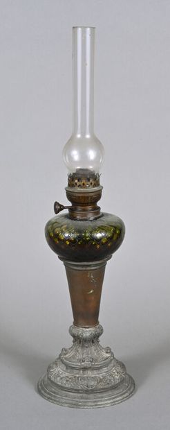 Lampe à pétrole en régule et métal patiné,...