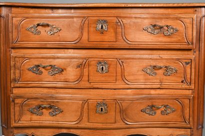 Commode en noyer, ouvre en façade cintrée...