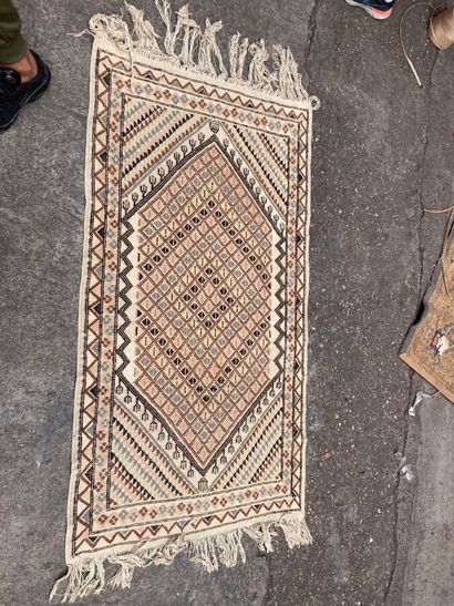 TUNISIE, Tapis à motifs de losanges en chevrons...